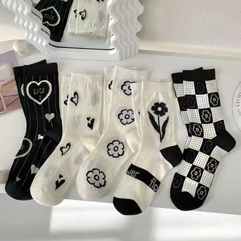 Модни мрежести чорапи с флорални цифри и букви Love, дишащи дамски чорапи със средна дължина, на шахматната карта, изпъстрен черно-бели чорапи за момичета в тон