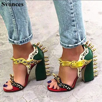 Svonces; Летни обувки; дамски сандали в зелен цвят, в ретро стил на масивна ток с нитове под формата на куршуми; Пикантни маркови дамски сандали на висок ток